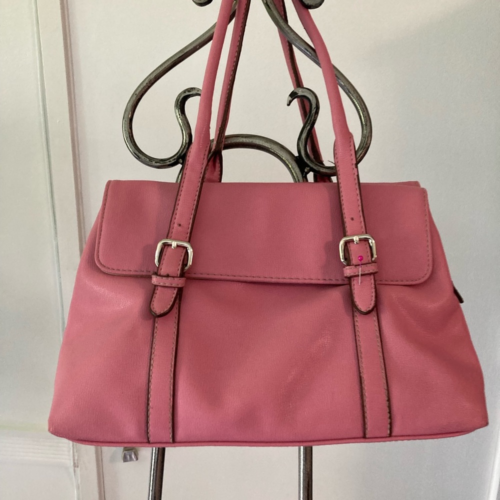 LIZ CLAIBORNE CRAZY HORSE PINK
FAUX LEATHER.
